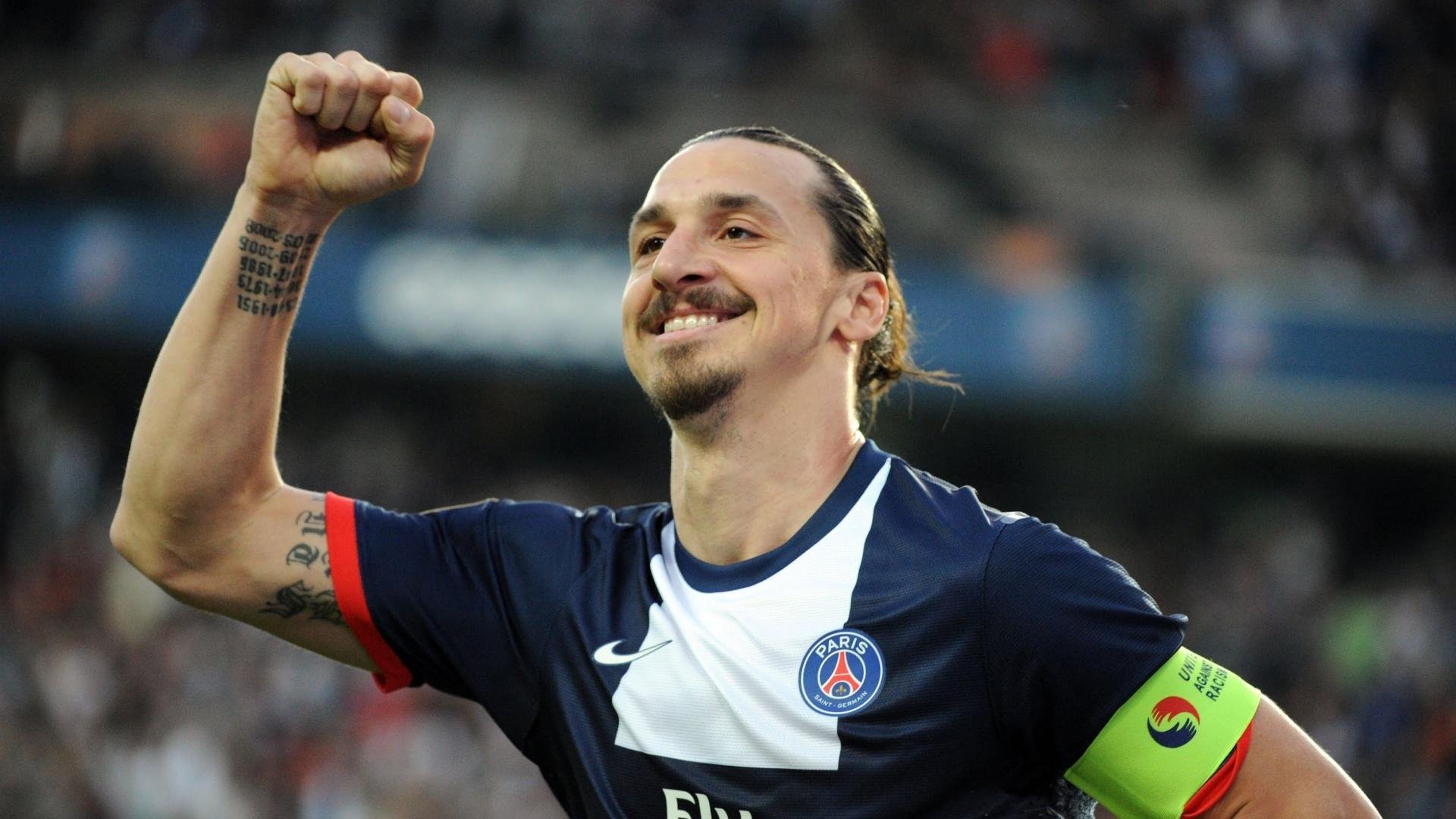 英格兰赛后全队谢场致敬球迷，英格兰队员光速摘下奖牌